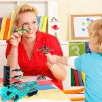 Activité ludique avec un lanceur d’avions coloré