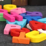Jouet en bois pour explorer les lettres et les mots