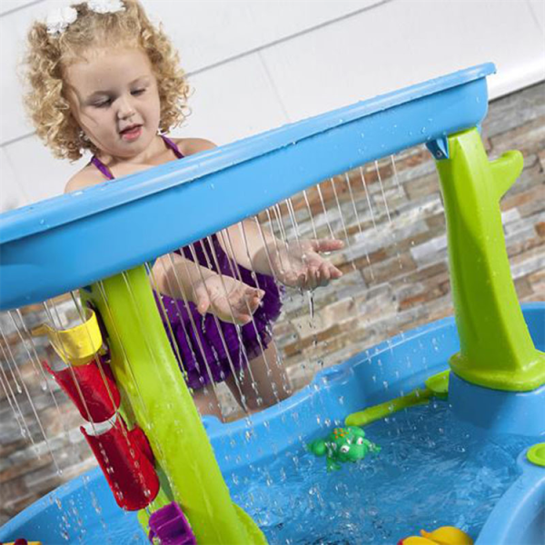 Activité d'eau amusante pour le développement des jeunes enfants