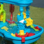 Exploration sensorielle avec AquaPlay pour jeunes enfants