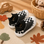 Bébé en sécurité avec ces chaussures anti-glisse