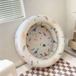 Plaisir aquatique en plein air pour les petits enfants