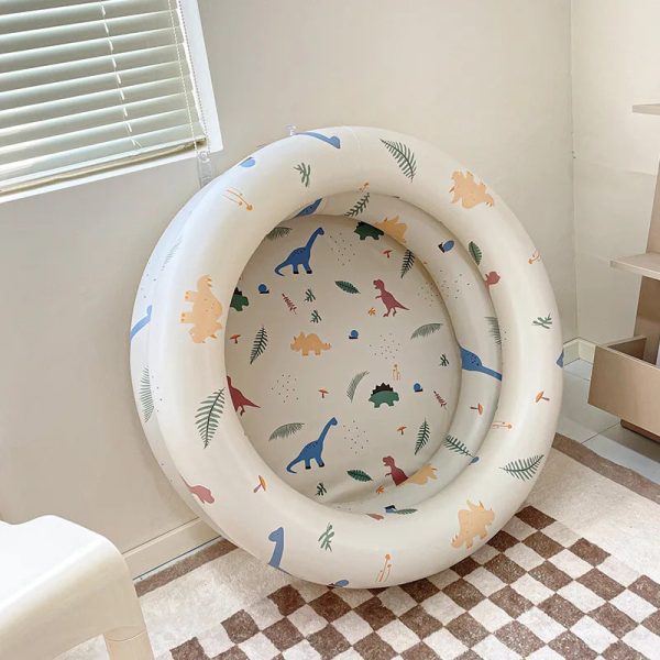Plaisir aquatique en plein air pour les petits enfants