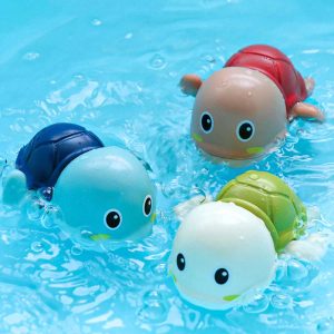 Bain avec tortues nageuses adorables pour le plaisir des enfants