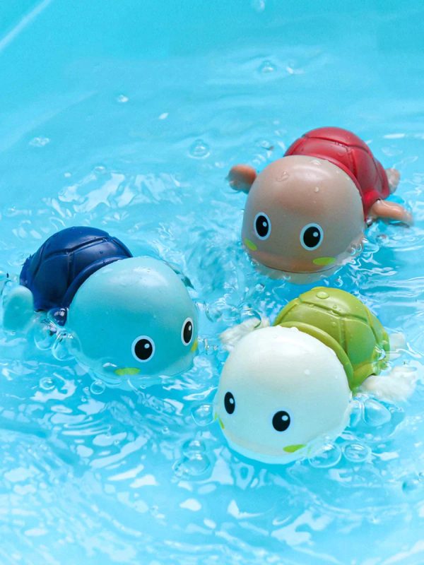 Bain avec tortues nageuses adorables pour le plaisir des enfants