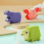 Baignoire remplie de rires et de jeux