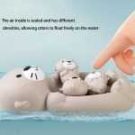 Famille de loutres flottantes pour le plaisir du bain