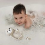Loutres colorées et joyeuses pour le bain des tout-petits