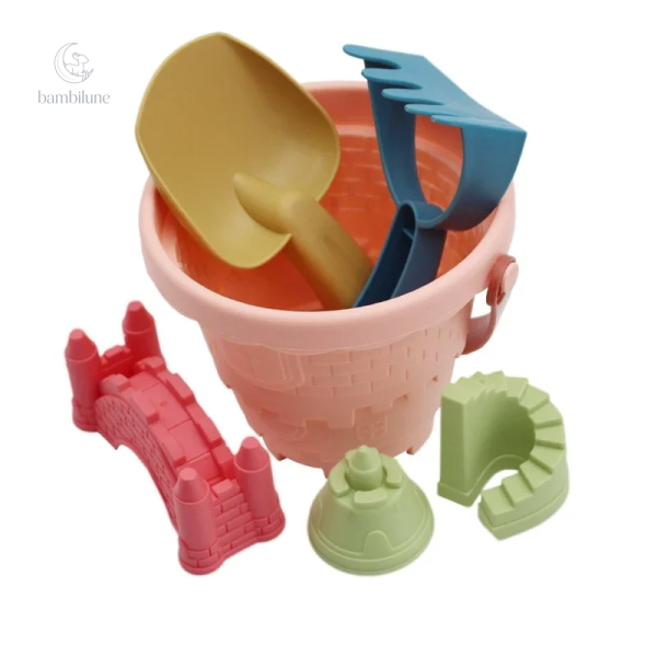 Jeu d'été sensoriel avec seau et jouets colorés