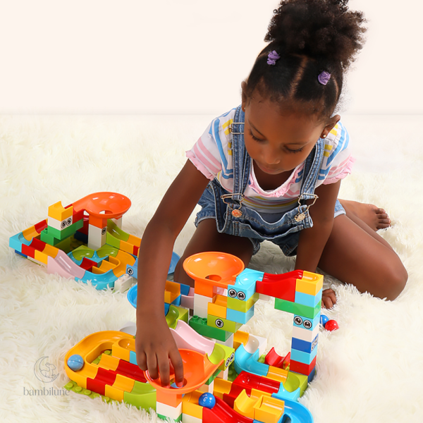 Circuit de billes coloré pour stimuler la créativité des enfants