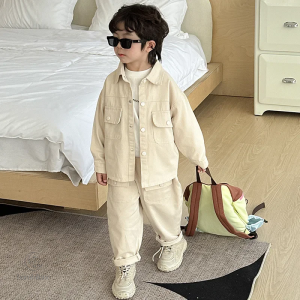 Look décontracté avec ensemble cargo