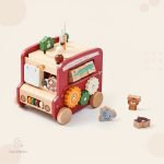 Activités sensorielles sur le bus éducatif en bois