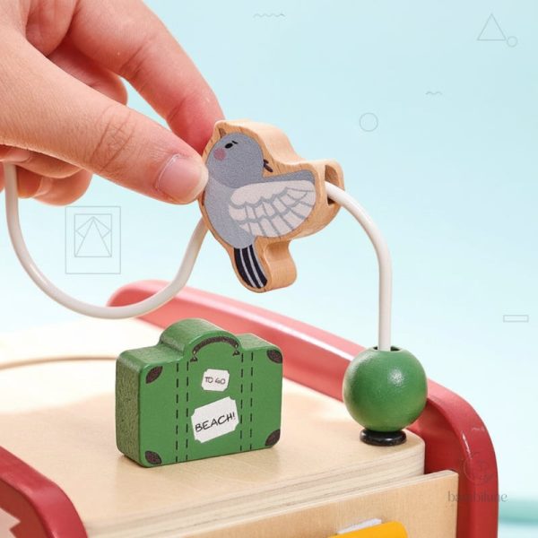 Design coloré du bus d'activités en bois