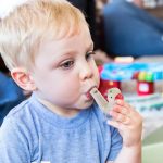 Sifflet coloré pour imiter les sons des oiseaux, adapté aux jeunes enfants