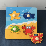 Jeu en bois pour découvrir les formes et les couleurs