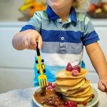 Couverts colorés pour une ambiance conviviale lors des repas