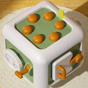 Jouet cube sensoriel pour stimuler l'apprentissage