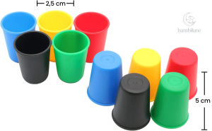 Compétition d'adresse avec le jeu Cup Game pour jeunes joueurs