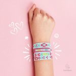 Artisanat pour enfants - Créez un bracelet brillant et coloré