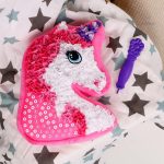 Amusement moelleux avec un oreiller en forme de licorne