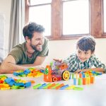 Activité ludique et éducative avec train à dominos automatique