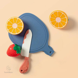 Activité ludique de découpe de fruits pour petits enfants