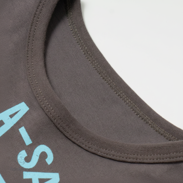 Sweat dino pour un look amusant