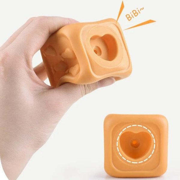 Tour à empiler ludique pour apprendre les formes et couleurs