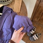 Veste enfant avec design coloré, adaptée aux intempéries
