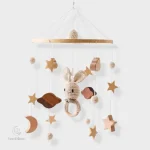 Mobile en bois coloré pour l'amusement des bébés