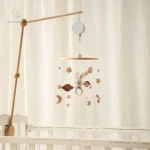 Mobile pour bébé - Éléments en bois naturels