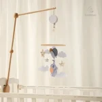 Éveil ludique avec le mobile en bois LittleNest
