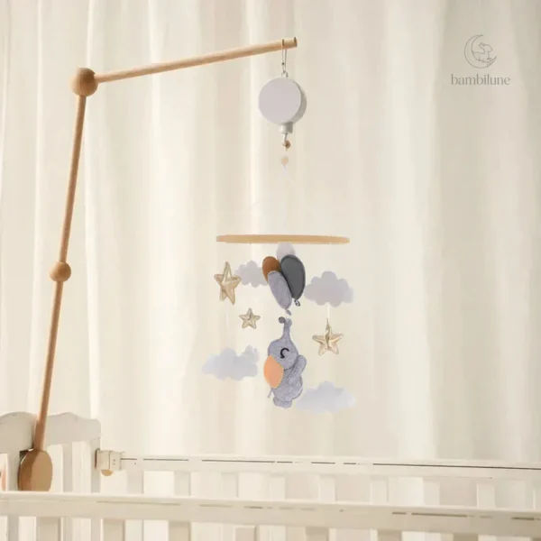 Éveil ludique avec le mobile en bois LittleNest