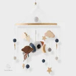 Mobile en bois design pour éveil sensoriel