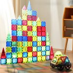 Jeux de construction avec tuiles magnétiques innovantes