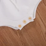 Look tendance pour bébé avec cette combinaison