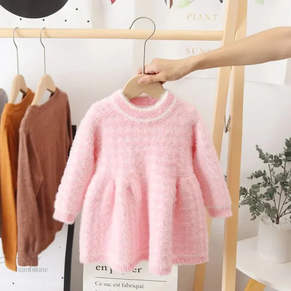 Mode enfantine : robe polaire pour journées fraîches