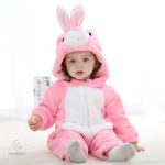 Combinaison enfantine avec motifs d'animaux variés