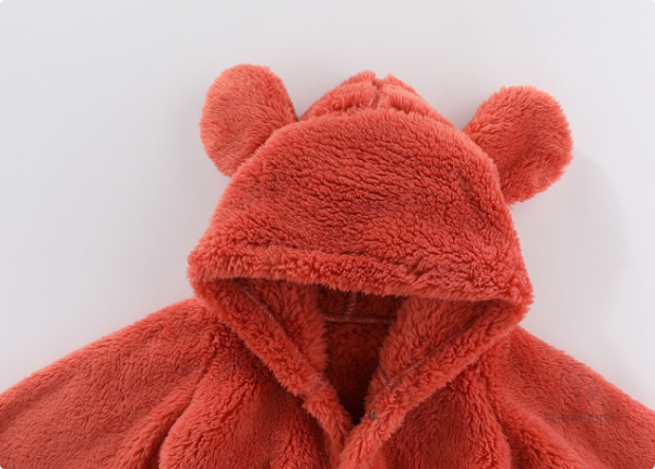 Combinaison en polaire avec capuche pour un style pratique