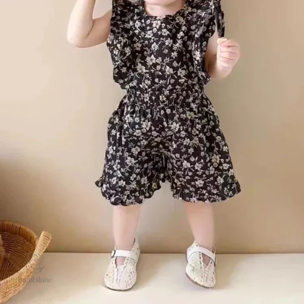 Mode enfantine : robe joyeuse avec fleurs