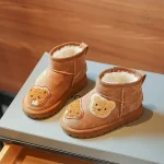 Mode enfantine : bottines marron en daim, thème ours