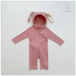 Vêtement enfantin avec motif de lapin adorable