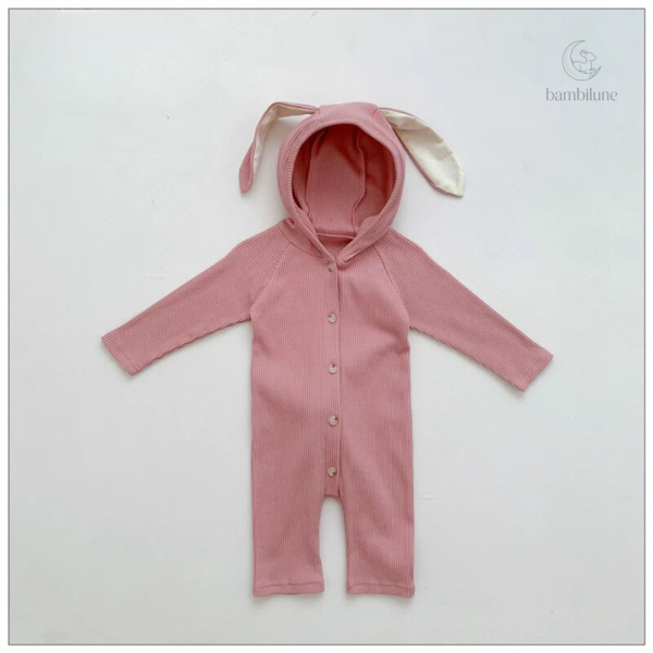 Vêtement enfantin avec motif de lapin adorable