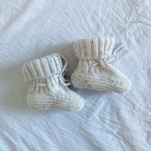 Mini chauds et élégants, chaussons tricotés pour bébés