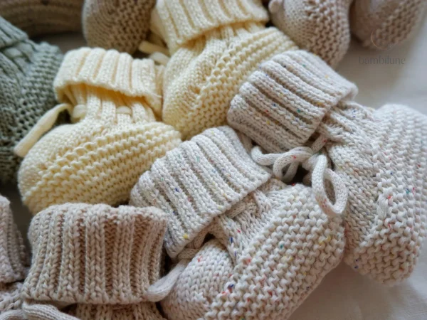 Chaussons pour enfants, tricotés avec soin et chaleur