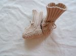 Mini chaussons, tricotés pour garder les pieds au chaud