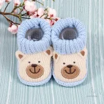 Mode enfant : chaussons tricotés pour petits pieds