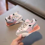 Chaussures de sport enfants, design moderne et coloré