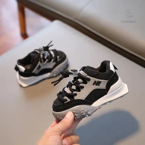 Mini chaussures sport, idéales pour les jeux en plein air