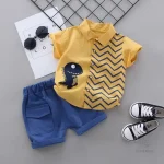 Look ludique pour enfants avec chemise dino et pantalon